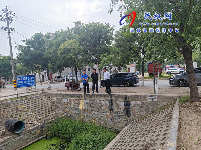 縣委常委、統(tǒng)戰(zhàn)部長、南華街道辦事處黨工委書記李君開展巡河工作