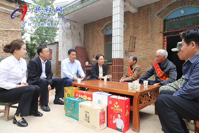 縣委書記、縣長王靜嫻走訪慰問現(xiàn)役軍人家屬