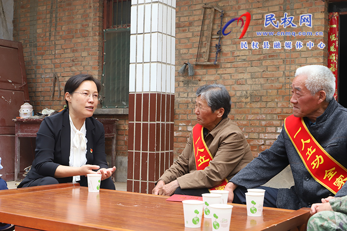 縣委書記、縣長王靜嫻走訪慰問現(xiàn)役軍人家屬