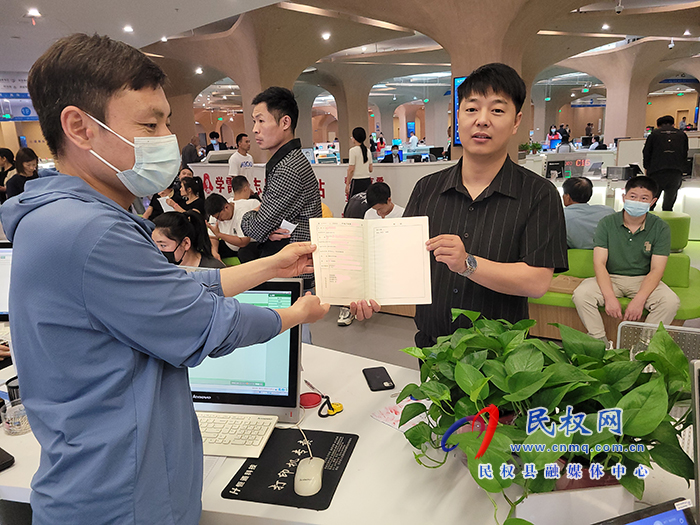 民權(quán)縣自然資源局全面開啟“交地即發(fā)證”服務(wù)新模式 民權(quán)縣自然資源局全面開啟“交地即發(fā)證”服務(wù)新模式