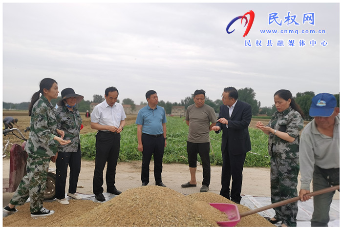 縣領導李國棟、韓德勇到雙塔鎮(zhèn)查看“三夏”生產(chǎn)情況