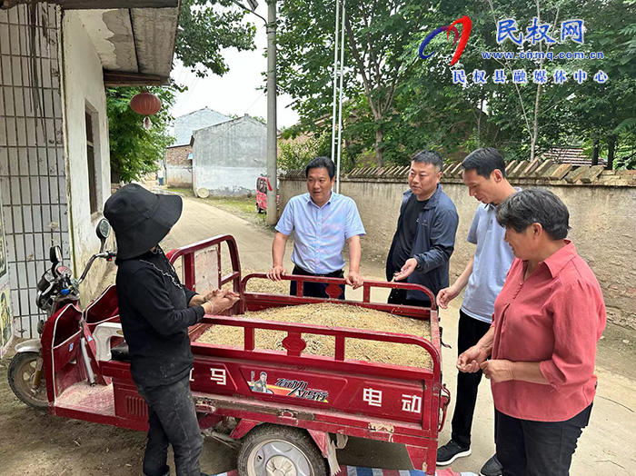縣委常委、縣委辦公室主任吳杰到野崗鎮(zhèn)調(diào)研指導(dǎo)“三夏”生產(chǎn)、信訪穩(wěn)定等工作