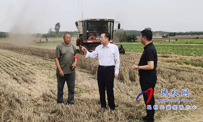 縣領(lǐng)導李國棟到雙塔鎮(zhèn)查看夏糧搶收和食品安全工作