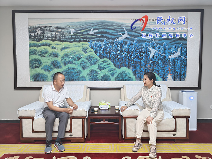 縣委書記、縣長(zhǎng)王靜嫻會(huì)見(jiàn)叢日發(fā)、丁偉、張懷安一行