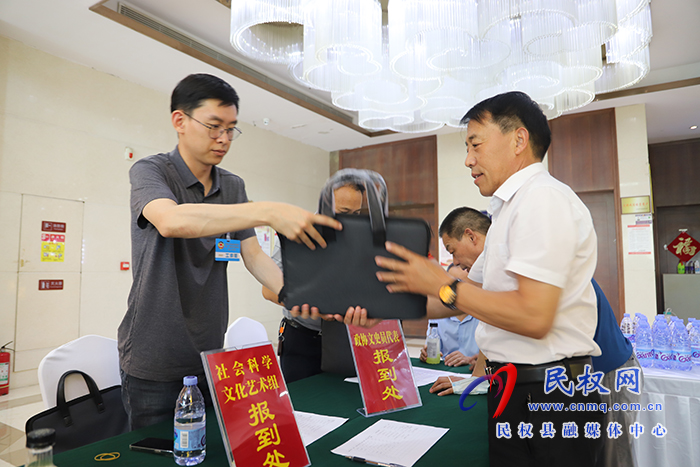 出席政協(xié)第十一屆民權(quán)縣委員會(huì)第二次會(huì)議的政協(xié)委員陸續(xù)向大會(huì)報(bào)到