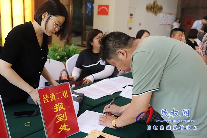 出席政協(xié)第十一屆民權(quán)縣委員會(huì)第二次會(huì)議的政協(xié)委員陸續(xù)向大會(huì)報(bào)到