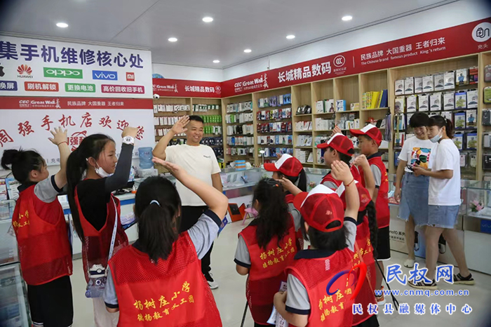 撐起“安全傘” 快樂度暑假--楊樹莊小學(xué)德?lián)P義工團(tuán)組織開展暑期安全宣傳志愿活動