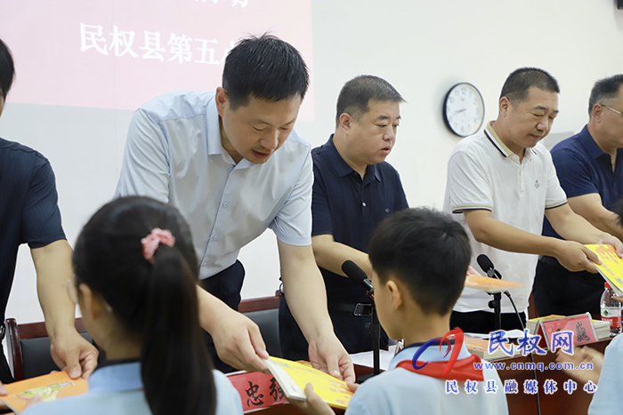 我縣舉行圖書捐贈進(jìn)校園活動