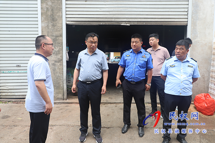 縣委常委、宣傳部長、副縣長畢道喜暗訪國家衛(wèi)生縣創(chuàng)建工作
