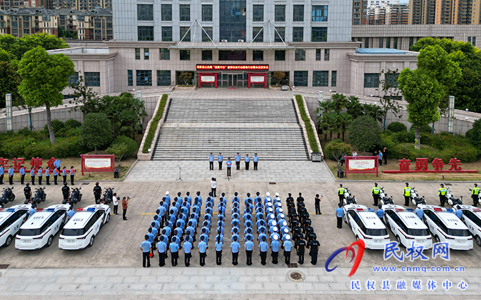 民權(quán)縣公安局舉行“豫筑平安”夏季治安打擊整治行動(dòng)警車(chē)發(fā)放儀式