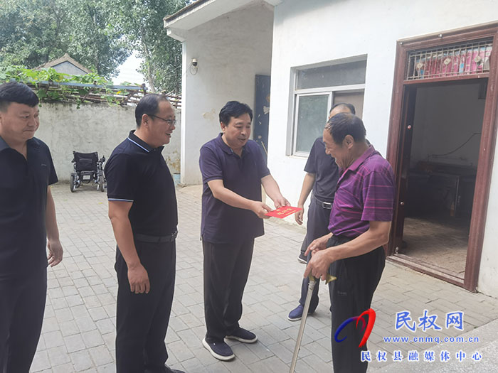 縣領(lǐng)導(dǎo)陳進(jìn)領(lǐng)“八一”節(jié)前到胡集鄉(xiāng)走訪慰問(wèn)復(fù)退、復(fù)員軍人