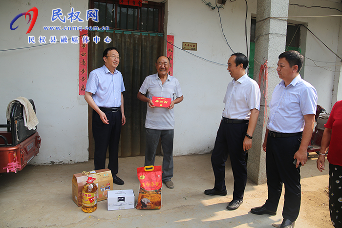 縣領(lǐng)導(dǎo)李國棟、韓德勇開展八一慰問活動