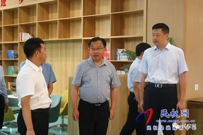 縣委常委、宣傳部長(zhǎng)、副縣長(zhǎng)畢道喜調(diào)研書(shū)香民權(quán)建設(shè)情況