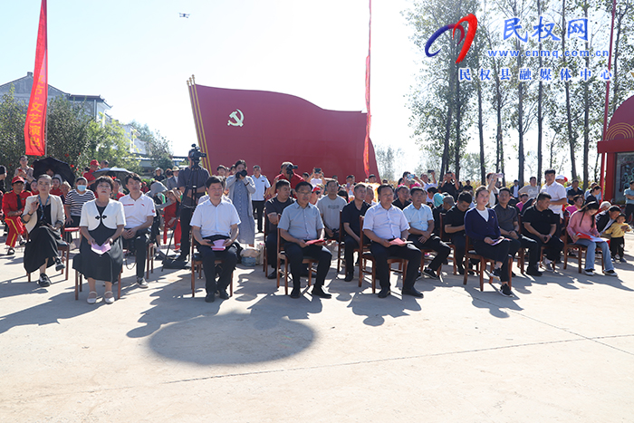 民權(quán)縣慶祝第六個(gè)中國農(nóng)民豐收節(jié)特色農(nóng)副產(chǎn)品現(xiàn)場觀摩會暨文藝演出活動舉行