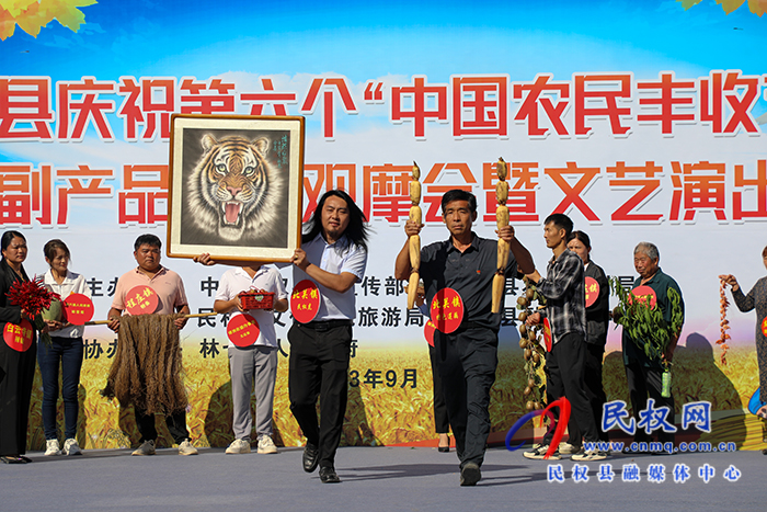 民權(quán)縣慶祝第六個(gè)中國農(nóng)民豐收節(jié)特色農(nóng)副產(chǎn)品現(xiàn)場觀摩會暨文藝演出活動舉行