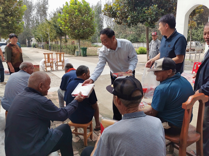 節(jié)前慰問敬老院，濃濃關(guān)懷暖人心