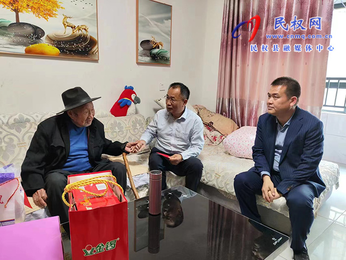 縣政協(xié)主席周明河到綠洲街道慰問百歲老人、“三無”老人