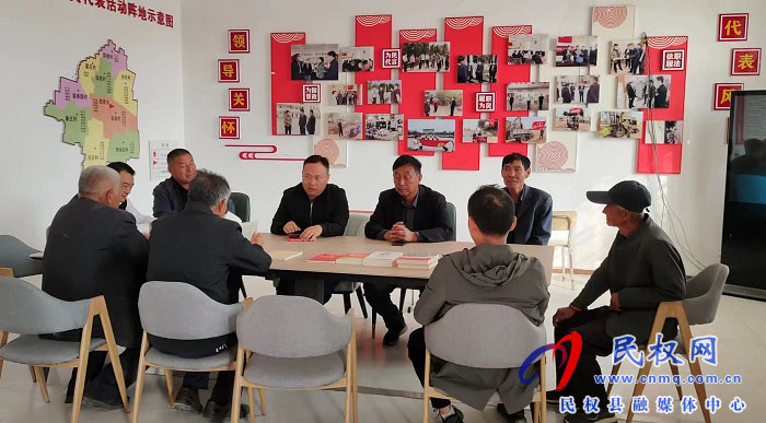 伯黨鄉(xiāng)人大主席團組織人大代表“進站說事兒”