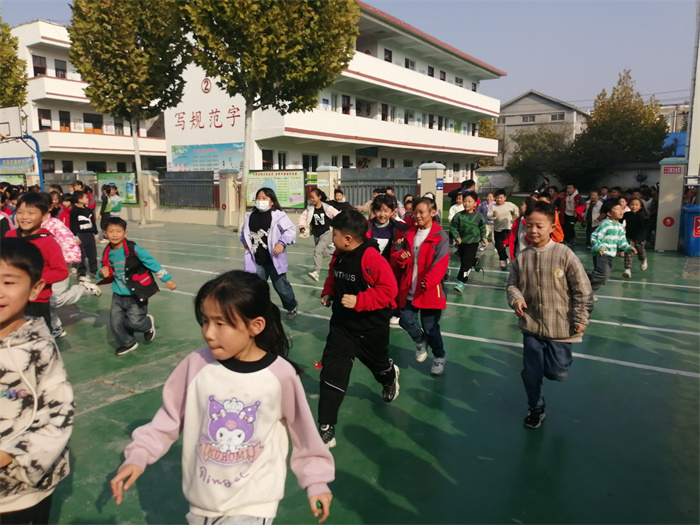 民權(quán)縣第三小學(xué)舉行2023年119消防安全演練活動