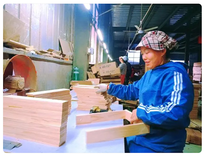 民權(quán)縣野崗鎮(zhèn)：“扶貧車(chē)間”建村頭 工作顧家兩不誤