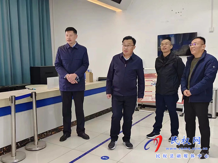 縣委常委、宣傳部長、副縣長畢道喜查看城市書房選址情況