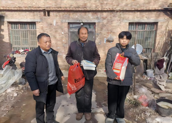 張建平：愛心助困，情滿寒冬