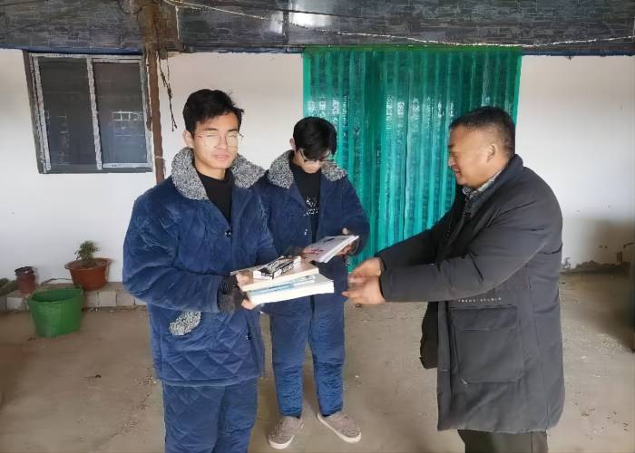 張建平：愛心助困，情滿寒冬