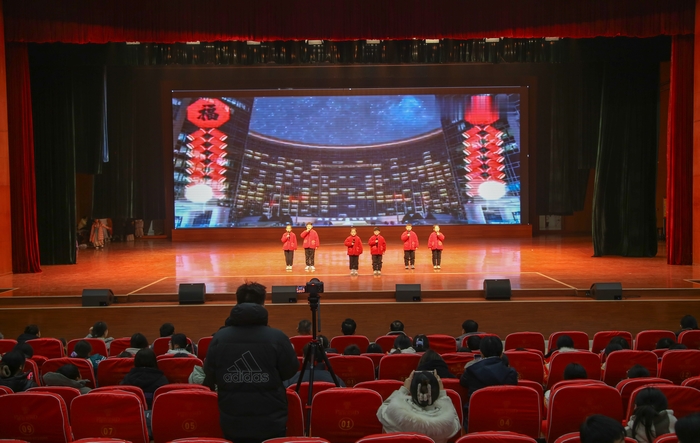 民權(quán)縣圖書館舉辦“禮贊新時代 奮進(jìn)新征程”慶元旦迎新春詩歌朗誦會