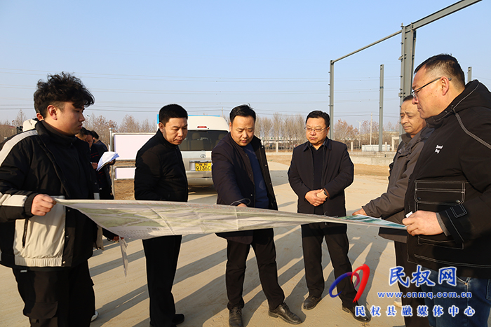 縣委常委、常務(wù)副縣長李衛(wèi)政查看重點項目建設(shè)工作