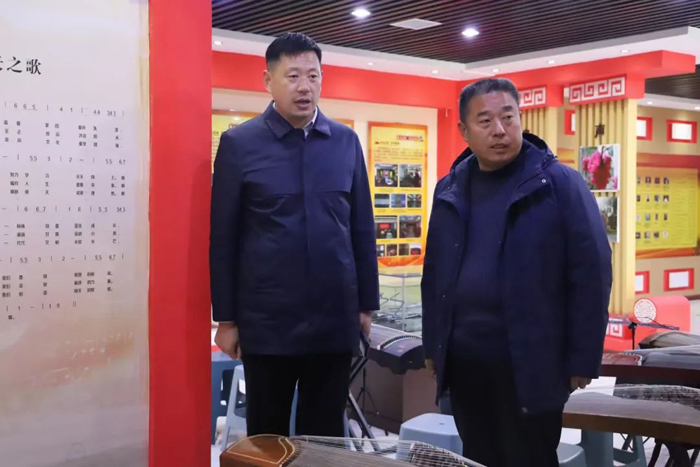 縣委宣傳部副部長李忠強查看城市書房、圖書館和校園書屋建設(shè)管理使用情況