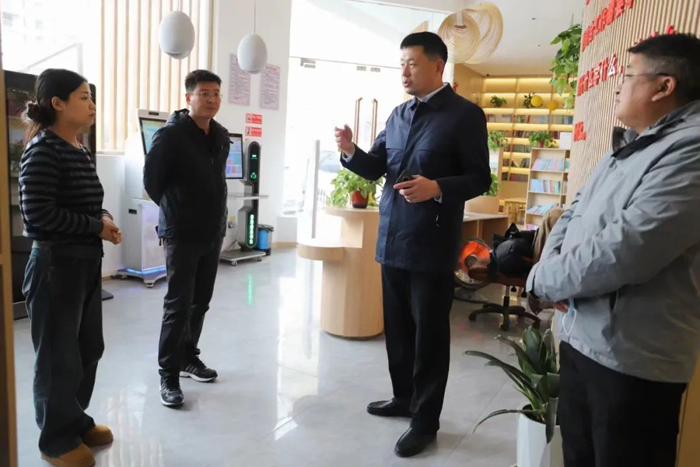 縣委宣傳部副部長李忠強查看城市書房、圖書館和校園書屋建設(shè)管理使用情況