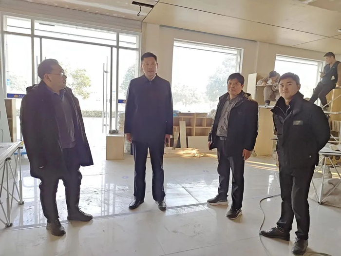 縣委宣傳部副部長李忠強查看城市書房、便民書屋、職工書屋建設管理情況