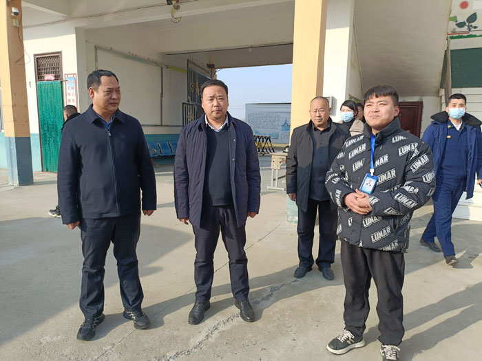 縣委常委、常務副縣長李衛(wèi)政調(diào)研校園安全工作