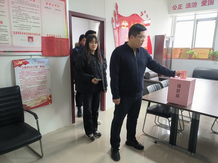 團(tuán)縣委開展“送溫暖、獻(xiàn)愛心”捐款活動