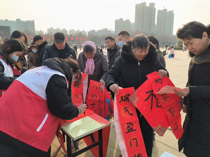 團(tuán)縣委聯(lián)合縣婦聯(lián) 開(kāi)展“喜迎龍年，義寫(xiě)春聯(lián)”志愿服務(wù)活動(dòng)