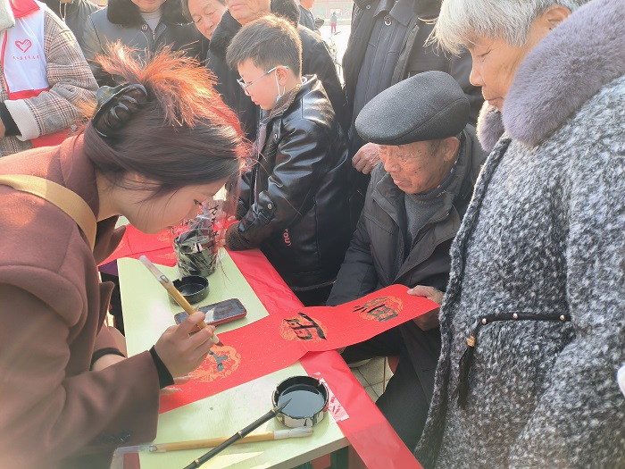 團(tuán)縣委聯(lián)合縣婦聯(lián) 開(kāi)展“喜迎龍年，義寫(xiě)春聯(lián)”志愿服務(wù)活動(dòng)