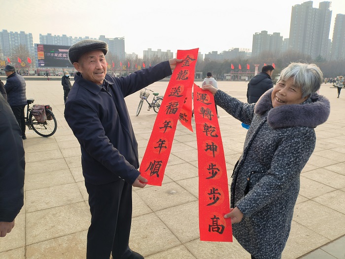 團(tuán)縣委聯(lián)合縣婦聯(lián) 開(kāi)展“喜迎龍年，義寫(xiě)春聯(lián)”志愿服務(wù)活動(dòng)