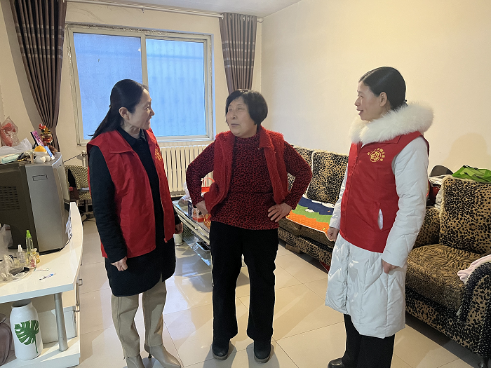 縣婦聯(lián)開展慰問道德模范先進典型活動