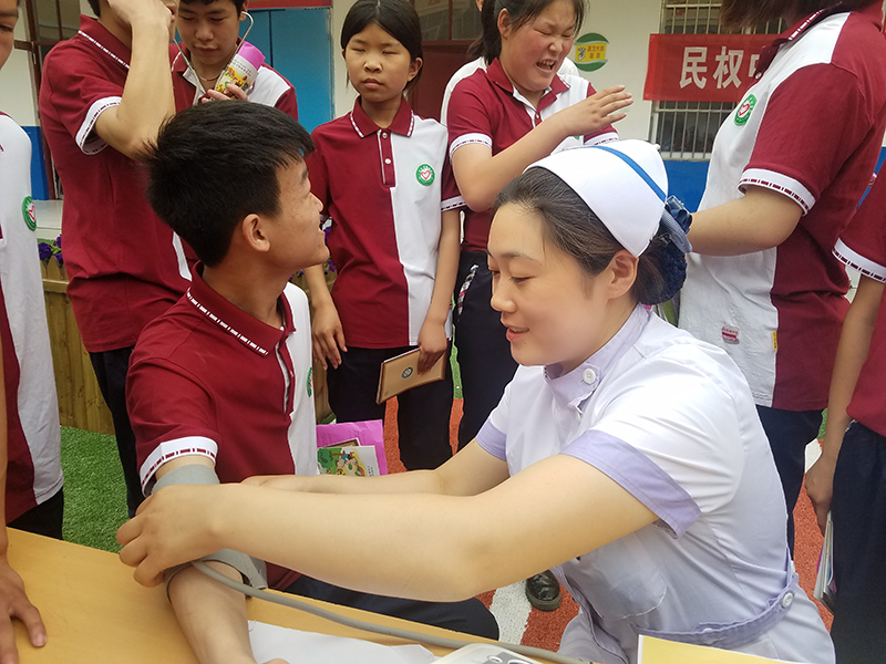 縣衛(wèi)健委組織醫(yī)療機(jī)構(gòu)開展“愛眼日” 義診活動(dòng)