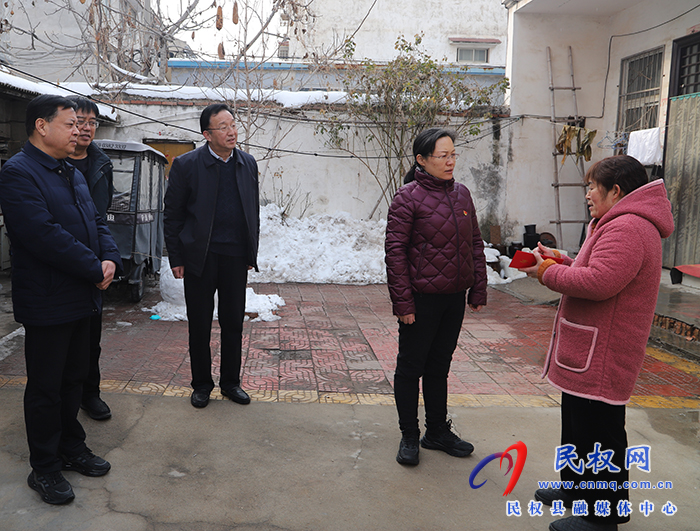 縣領(lǐng)導(dǎo)春節(jié)前夕慰問特困職工、城市居民困難戶、企業(yè)軍轉(zhuǎn)干部和特困下崗職工