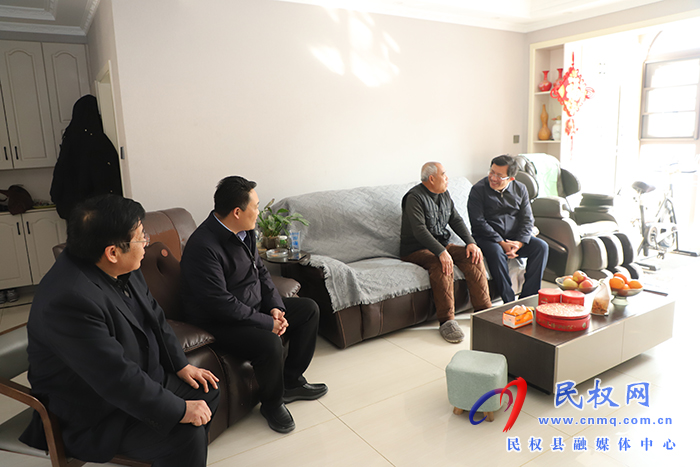 縣領(lǐng)導(dǎo)春節(jié)前夕慰問特困職工、城市居民困難戶、企業(yè)軍轉(zhuǎn)干部和特困下崗職工