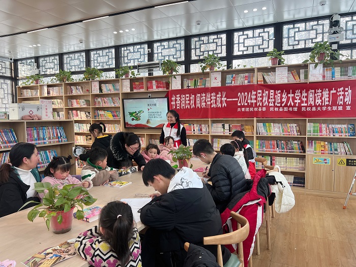 團(tuán)縣委聯(lián)合縣圖書(shū)館開(kāi)展“書(shū)香潤(rùn)民權(quán)，閱讀伴成長(zhǎng)”閱讀推廣活動(dòng)