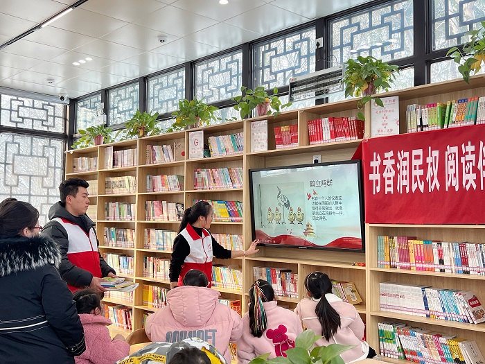 團(tuán)縣委聯(lián)合縣圖書(shū)館開(kāi)展“書(shū)香潤(rùn)民權(quán)，閱讀伴成長(zhǎng)”閱讀推廣活動(dòng)