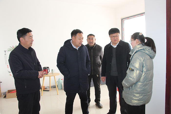 縣委常委、常務(wù)副縣長(zhǎng)李衛(wèi)政走訪慰問“春蕾女童”、困難群眾和老黨員