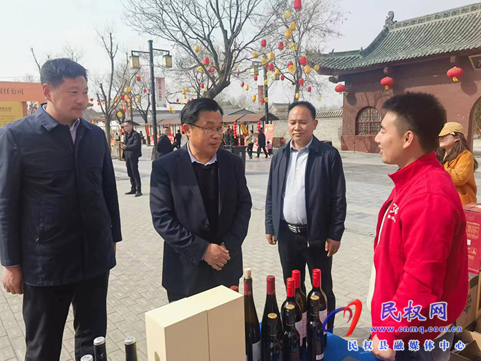 縣委常委、宣傳部長(zhǎng)、副縣長(zhǎng)畢道喜到商丘第三屆美食文化季民權(quán)展區(qū)指導(dǎo)布展工作