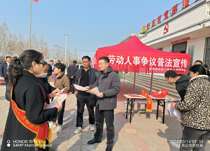 民權(quán)縣人社局開展進企業(yè)、進基層普法宣傳活動