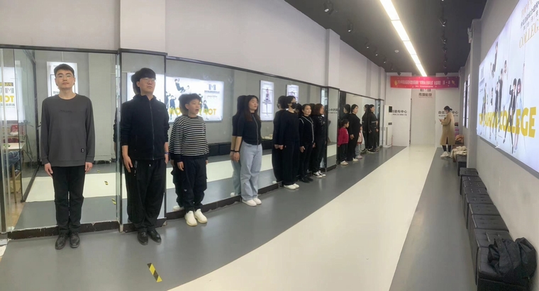 民權(quán)縣圖書館市民夜校“書香潤(rùn)心 形體禮儀”第一期順利開班