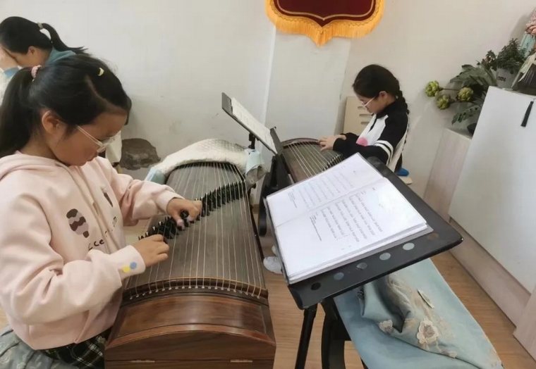  民權(quán)縣圖書館：閱讀與古箏的奇妙相遇，公益課堂嗨翻天