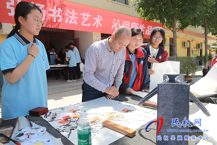 鄭州市書(shū)法家協(xié)會(huì)、鄭州市青年書(shū)法家協(xié)會(huì)開(kāi)展中華優(yōu)秀傳統(tǒng)文化書(shū)法進(jìn)校園暨捐贈(zèng)活動(dòng)