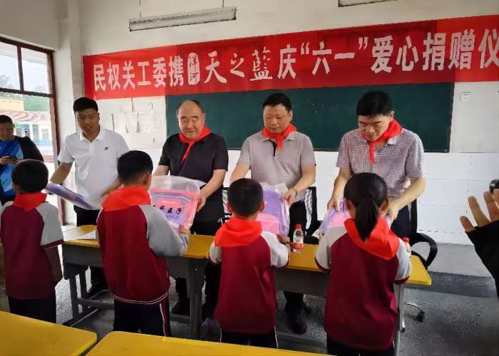 民權縣關工委與愛心企業(yè)攜手開展愛心捐贈活動